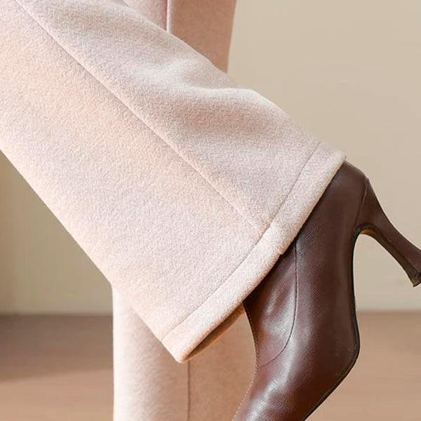 [LEVE 3 PAGUE 2] Calça Feminina Amora em Tecido Chenile e Algodão (Charme Surpreendente!)