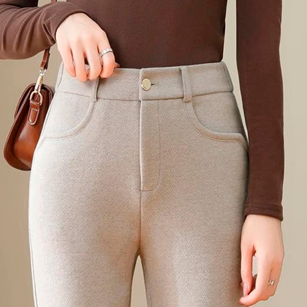 [LEVE 3 PAGUE 2] Calça Feminina Amora em Tecido Chenile e Algodão (Charme Surpreendente!)